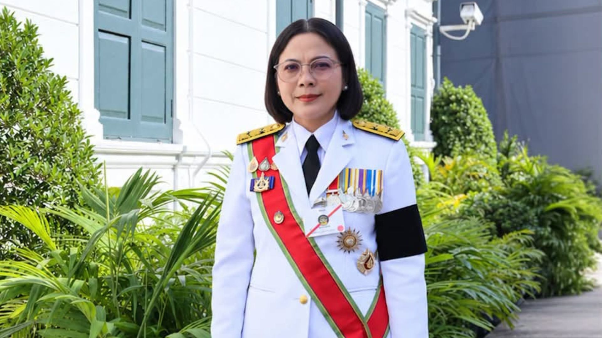 พิธีเข้าเฝ้าฯ รับเสด็จ พระบาทสมเด็จพระเจ้าอยู่หัว และสมเด็จพระนางเจ้าฯ พระบรมราชินี ในพระราชพิธีทรงบำเพ็ญพระราชกุศลครบรอบ 1 ปี วันสวรรคต สมเด็จพระนางเจ้าสิริกิติ์ พระบรมราชินีนาถ พระบรมราชชนนีพันปีหลวง