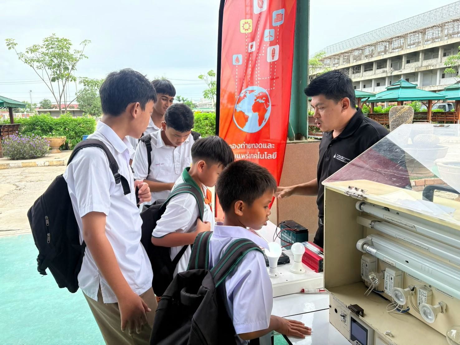 ศูนย์บริการวิชาการที่ 2 (จังหวัดราชบุรี) ได้รับเชิญจากโรงเรียนกำแพงแสนวิทยา เข้าร่วมจัดแสดงนิทรรศการให้ความรู้ด้านพลังงาน ในกิจกรรมสัปดาห์วิทยาศาสตร์ ประจำปีการศึกษา 2569