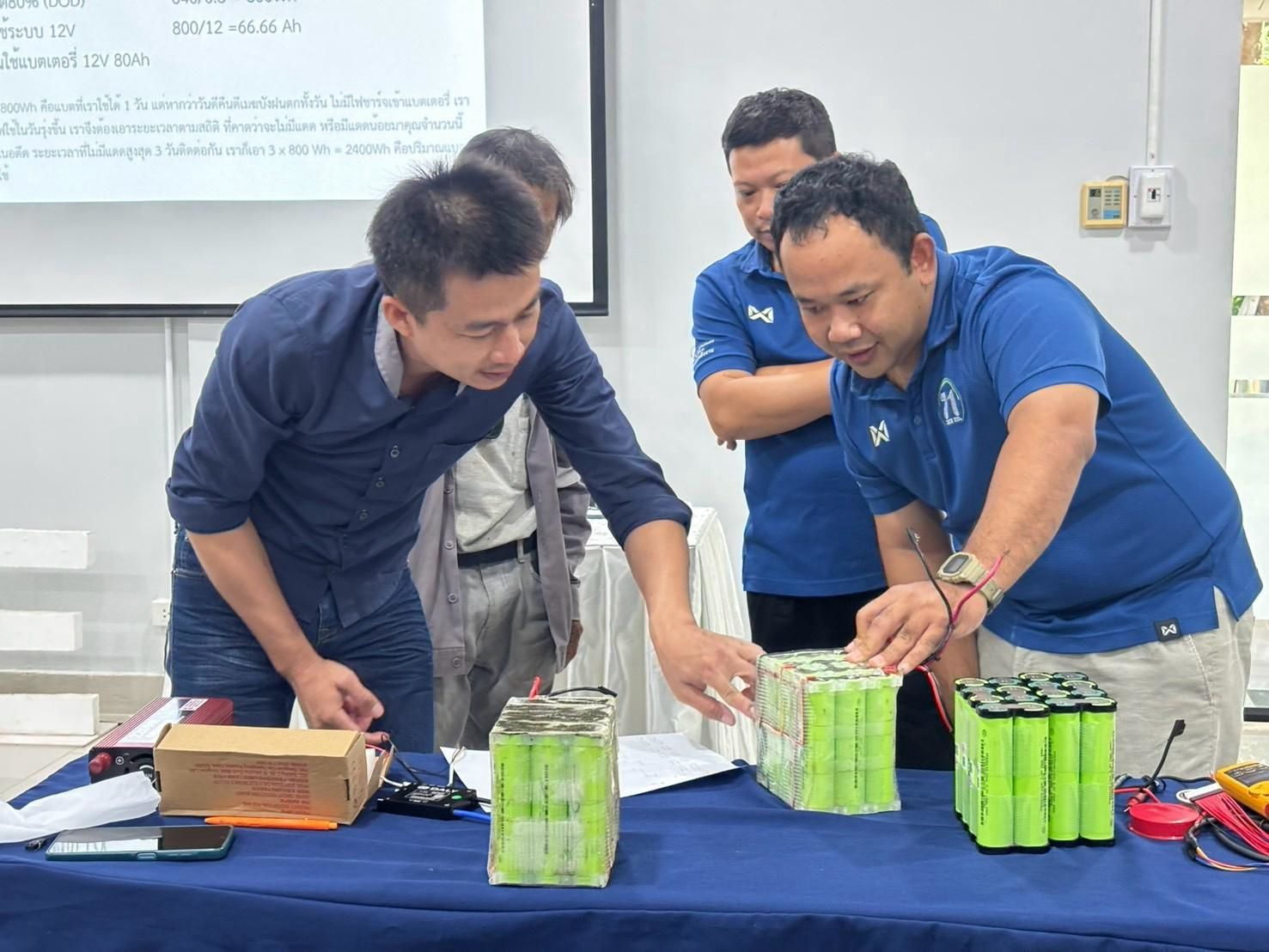 วิสาหกิจชุมชนแม่ทะเกษรอินทรีย์ เข้ารับการถ่ายทอดองค์ความรู้เกี่ยวกับการติดตั้งแบตเตอรี่ชนิดลิเธียมไอออน ของระบบผลิตไฟฟ้าพลังงานแสงอาทิตย์ ณ ศูนย์บริการวิชาการที่ 7 (จังหวัดเชียงใหม่)