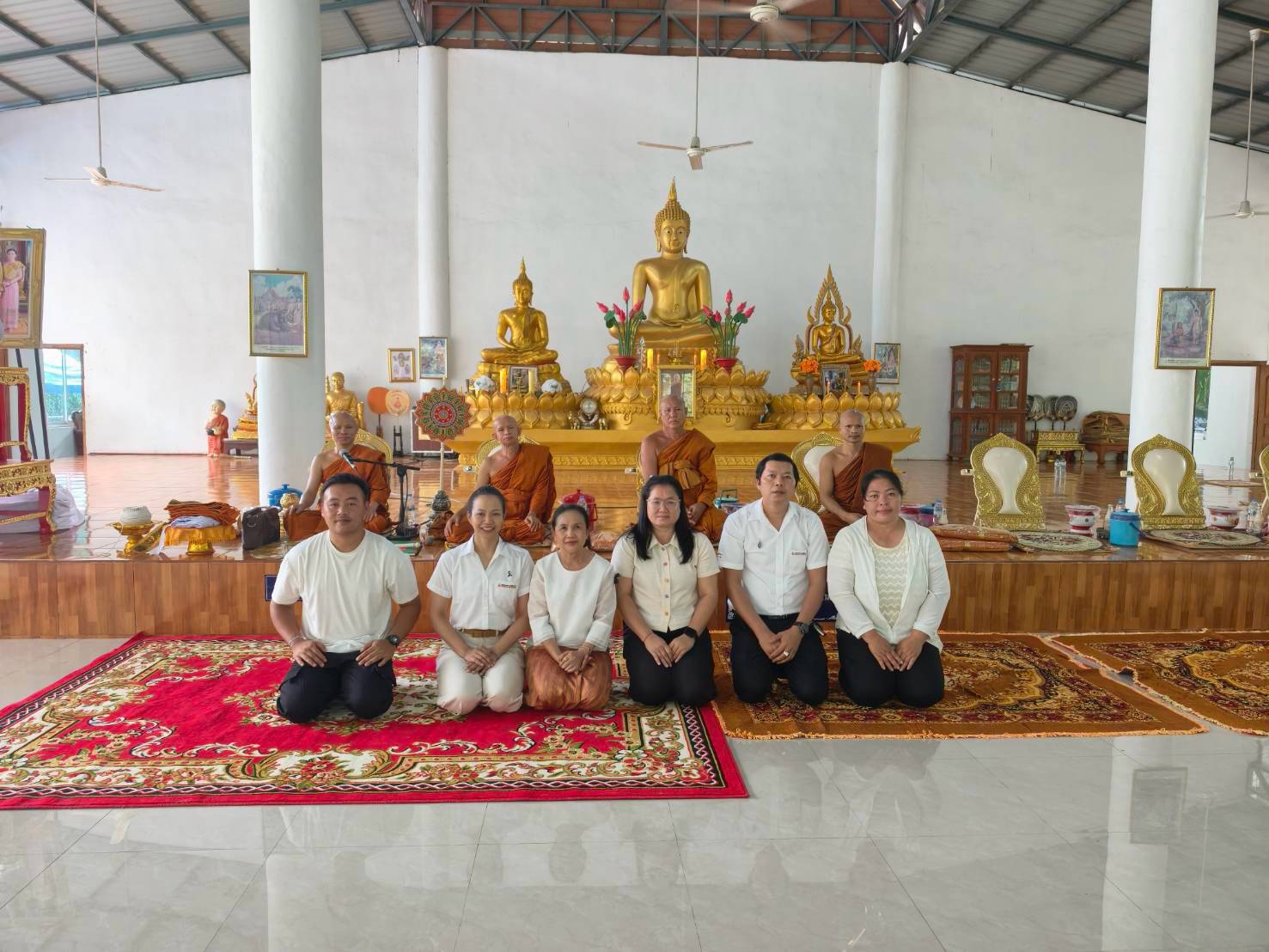 ศูนย์บริการวิชาการที่ 6 จังหวัดอุบลราชธานี พร้อมด้วยเจ้าหน้าที่ของศูนย์ฯ เข้าร่วม "พิธีสวดพระพุทธมนต์และเจริญจิตตภาวนาอุทิศถวายแด่ สมเด็จพระนางเจ้าสิริกิติ์ พระบรมราชินีนาถ พระบรมราชชนนีพันปีหลวง" ณ วัดโปร่งสนามม้า